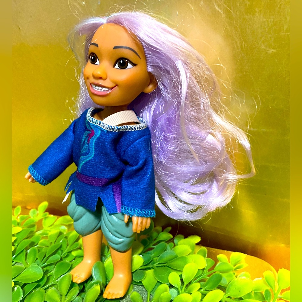DISNEY RAYA AND THE DRAGON PETITE HUMAN SISU PURPLE & BLUE HAIR MOVABLE LIMBS 6”